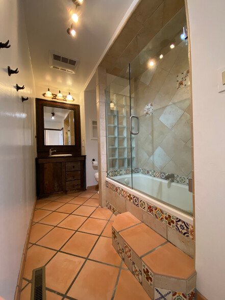 Larger bath with tub and shower - 1005 Del Monte Blvd