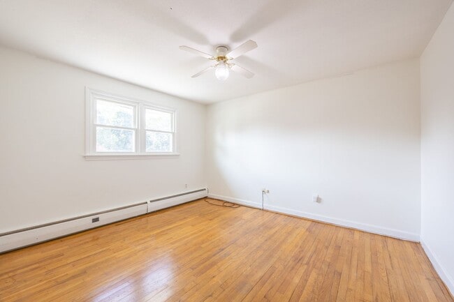 Building Photo - 5 Bedroom Split Level Single Family