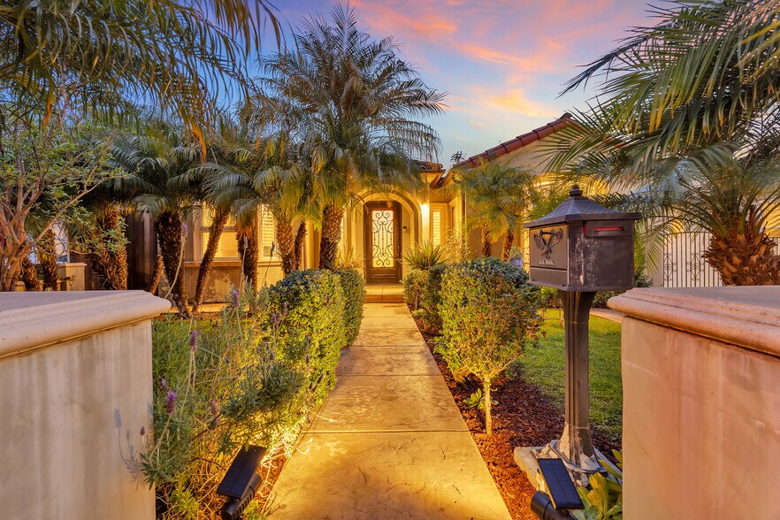 Building Photo - 326 N Doheny Dr