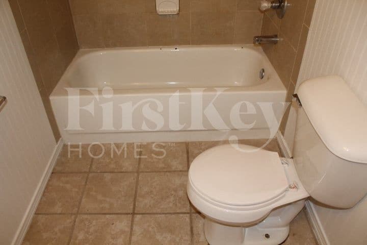 Building Photo - 9440 Port Royal Dr
