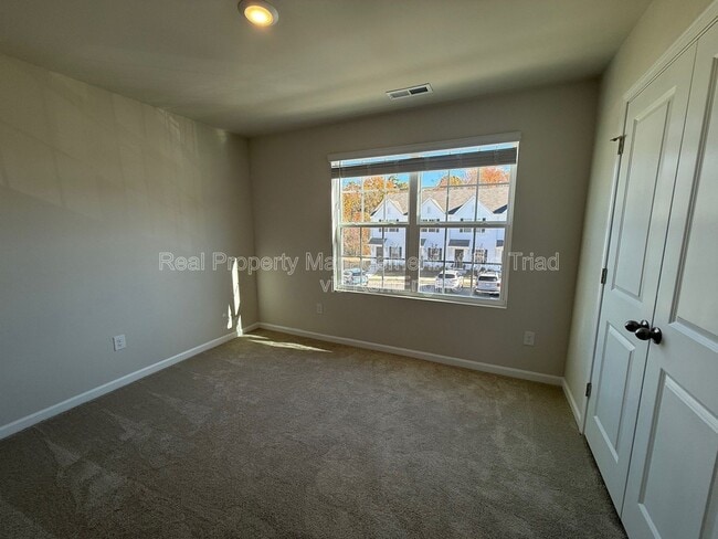 Building Photo - 3155 Fall Hls Dr