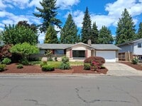 Building Photo - Great location in Milwaukie, OR! 3 bedroom 1 bath home with a large yard!