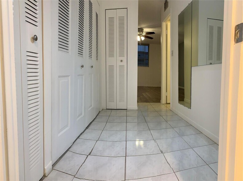 Building Photo - 404 NW 68th Ave