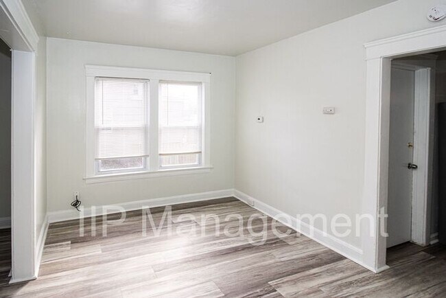 Building Photo - Beautifully renovated 2 bedroom downstairs...