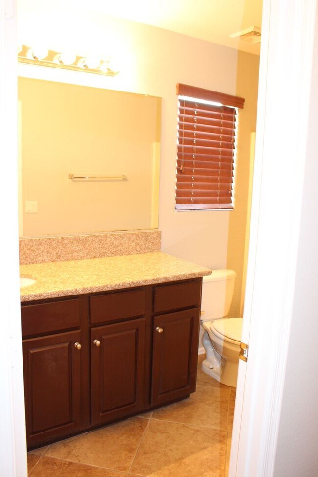 Building Photo - Large 4 bedroom home in Power Ranch