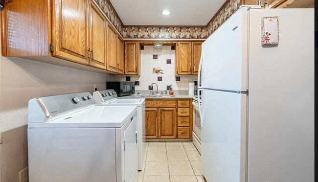 Building Photo - 624 Greenhurst Dr