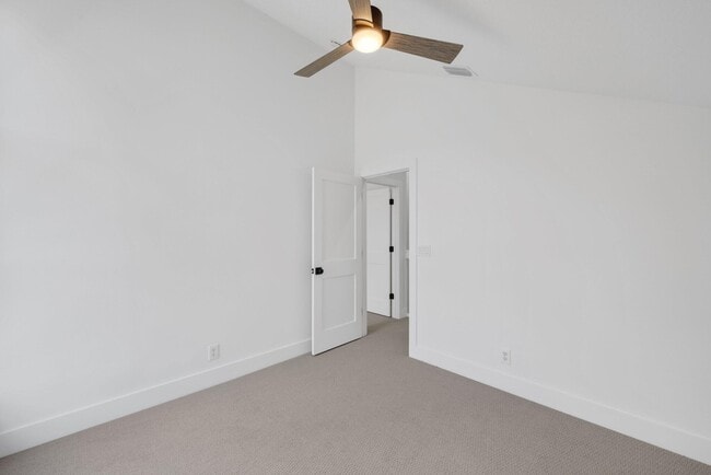 Building Photo - 542 Canoe Point