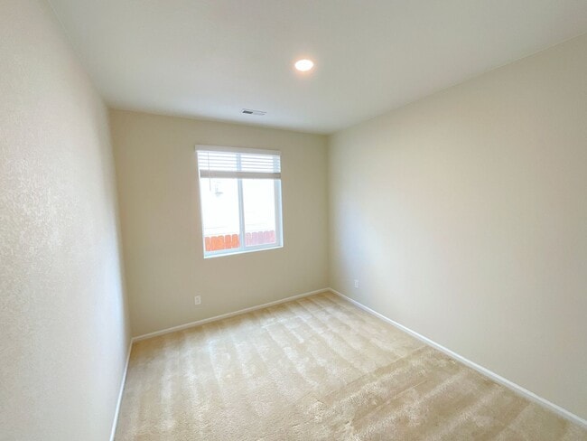 Building Photo - 3 Bedroom Home Available Near N Powers Blvd & Dublin Blvd!