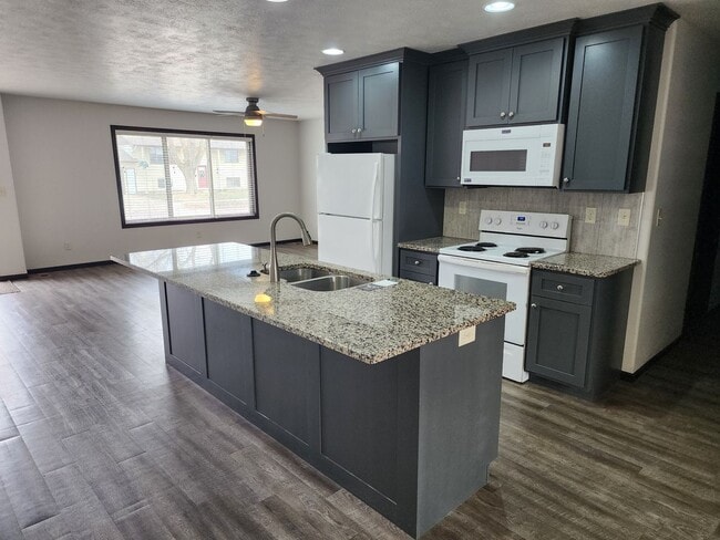 Building Photo - Two bedroom two bathroom Duplex