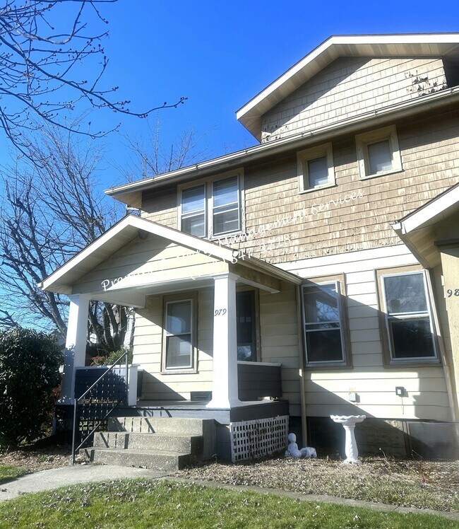 Building Photo - 979 King St