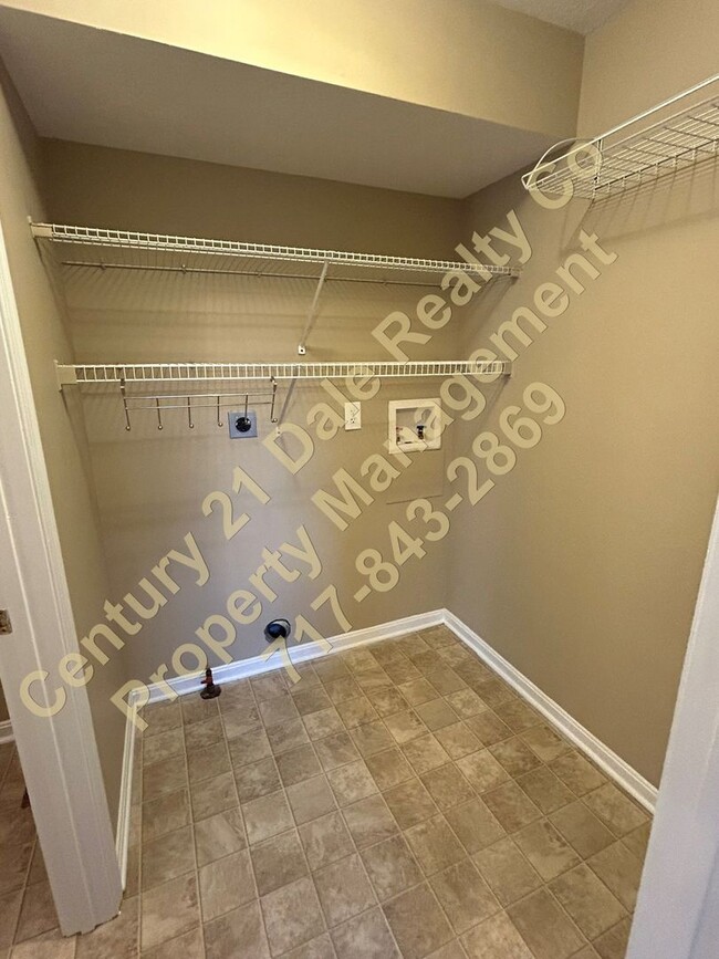 Building Photo - 3 BR 1.5 Bath Townhome in Eastern School D...