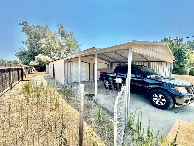 Building Photo - Fully Renovated West Fresno 4/2
