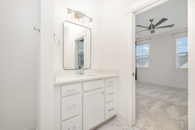 Building Photo - Stunning 4 Bedroom Home in Carothers Crossing!