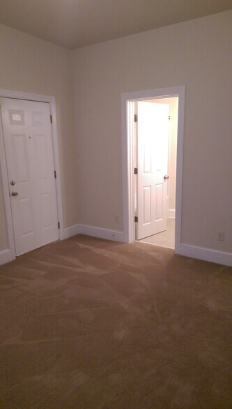 bed - 2123 E Marshall St