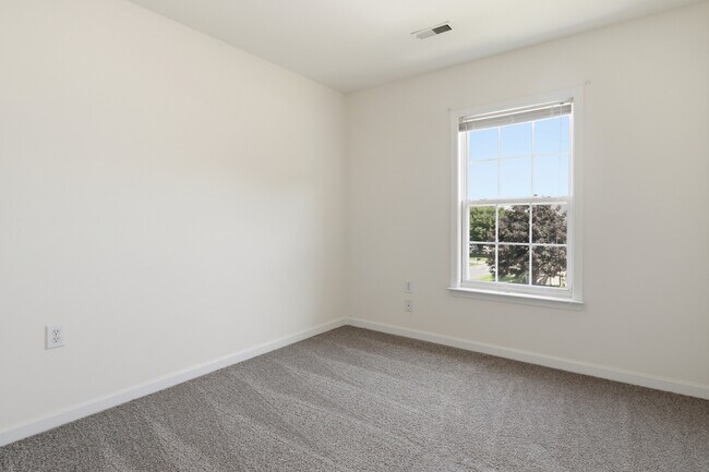 Building Photo - 10 Crabapple Ct