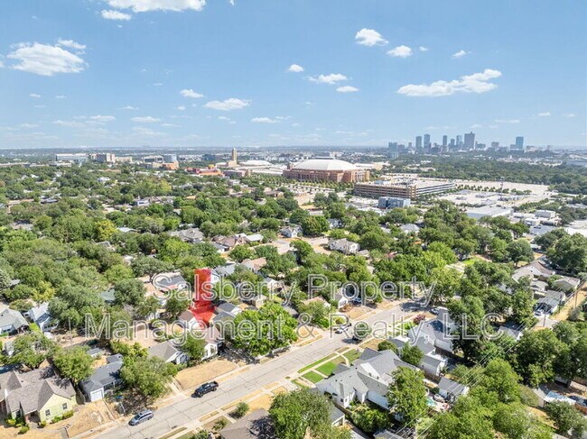 Building Photo - 3824 Collinwood Ave