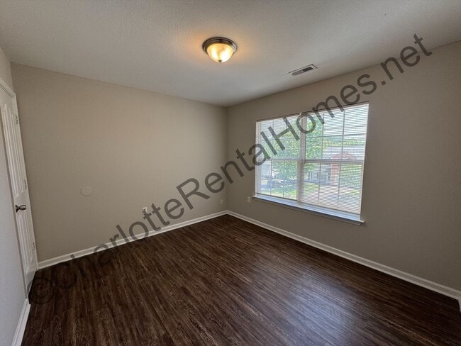 Building Photo - Spacious two story home in Charlotte