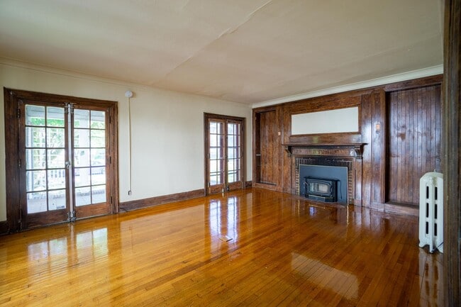 Building Photo - Available 6/1/26 - Spacious Home with Garage