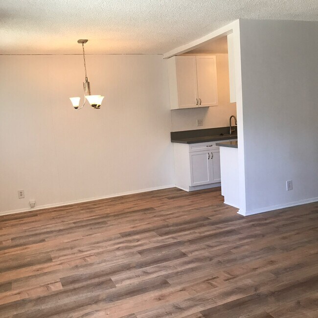 Building Photo - Camarillo Apartments