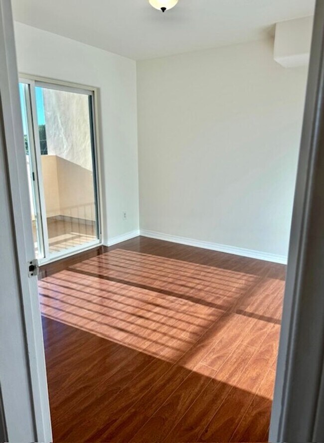 Building Photo - Spacious 2 bedroom condo in Van Nuys