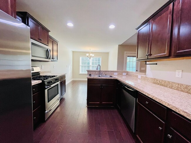 Building Photo - BEAUTIFUL 3 BR/2BA with 2 car garage. Priv...