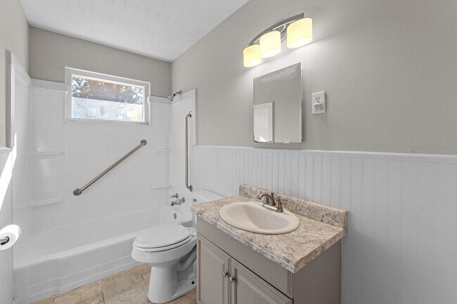 Building Photo - 2021 Fernwood Cir