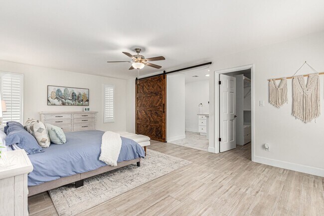 Building Photo - 5 Bedroom 3 Bathroom Phoenix Home