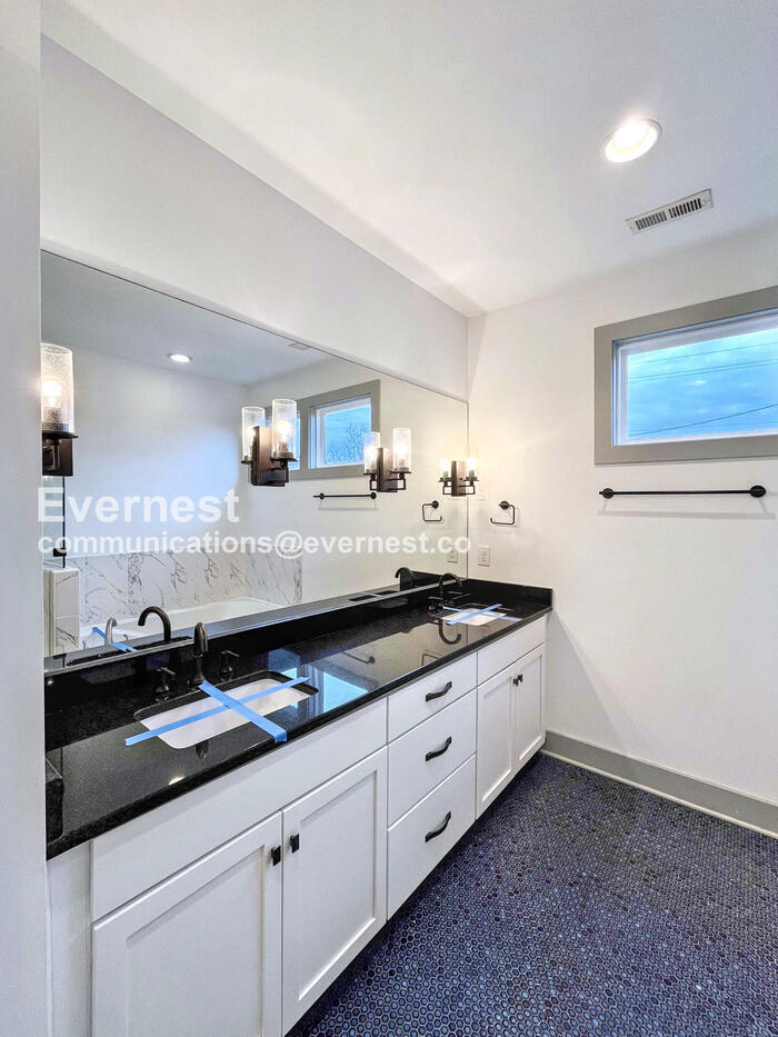 Building Photo - 915B Caruthers Ave