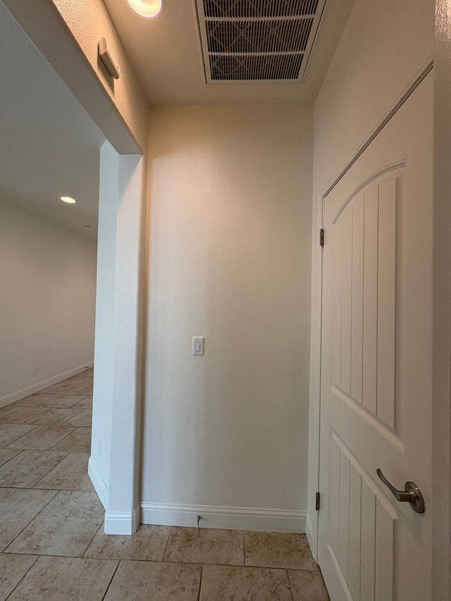 Building Photo - 3 Bedroom Home located NW Visalia!