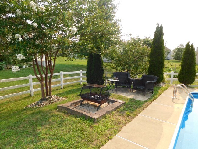 Building Photo - 104 Pebble Creek Dr