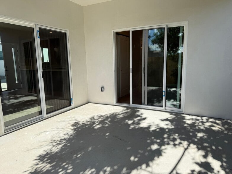 Building Photo - 1072 N Vinedo Ave