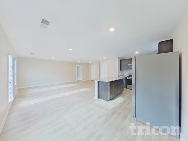 Building Photo - 927 Equine Dr