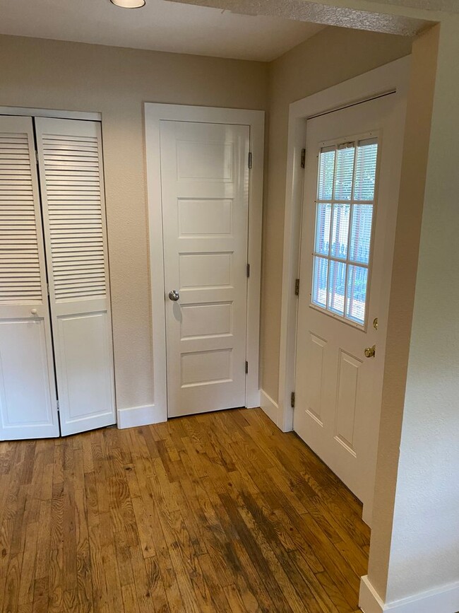 Building Photo - Available for 2026-2027 Fall Pre-Leasing! ...