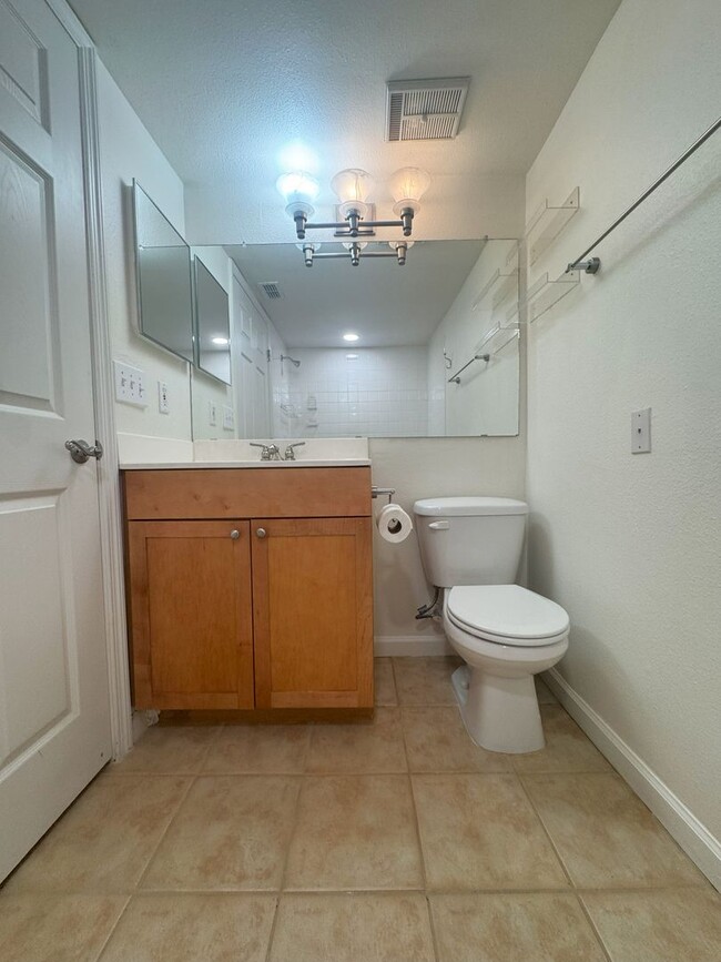 Building Photo - Beautiful Condo in the Fountains near beaches