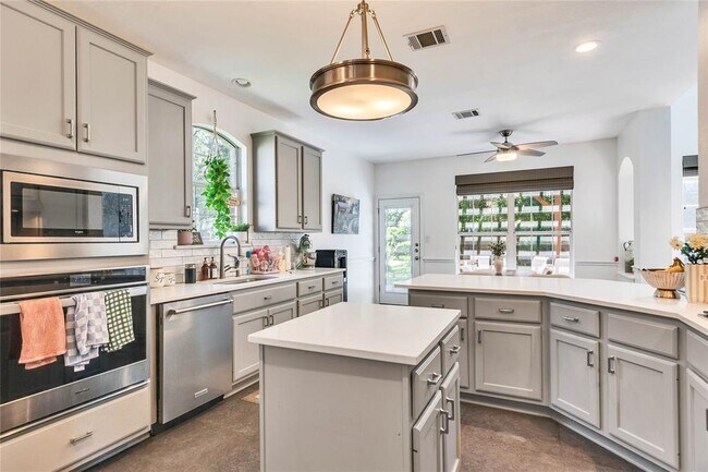Building Photo - 308 Chesapeake Bay Ln S