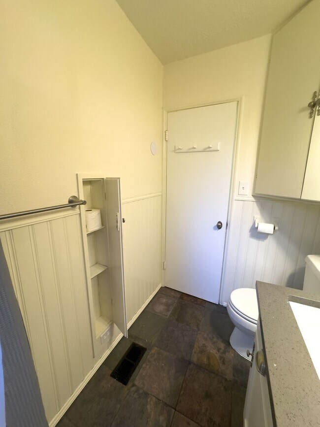 Building Photo - Charming 2 Bed 1 Bath Home on Fenced Corner Lot in South Salem