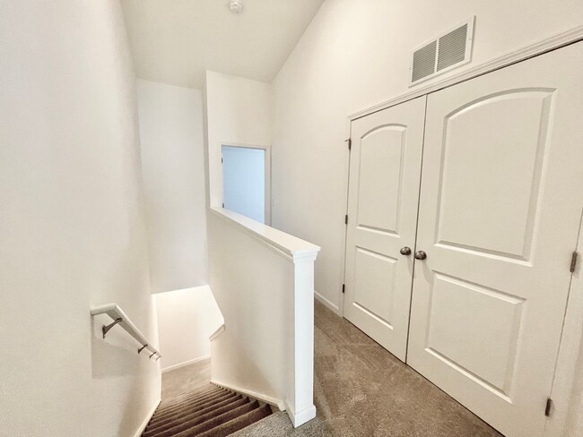 Building Photo - 2 br 2.5 ba townhome near shopping AVAILAB...