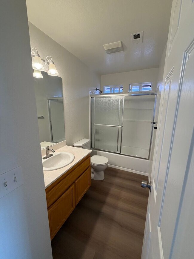 Building Photo - 547 Hart Dr