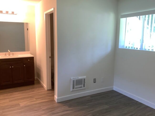 Building Photo - 2 Bedroom 2 Bath Single Story Condo in Mission Valley- Park Villas North