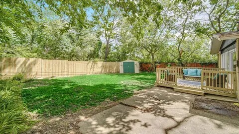 Building Photo - 8726 Lakewood Ave