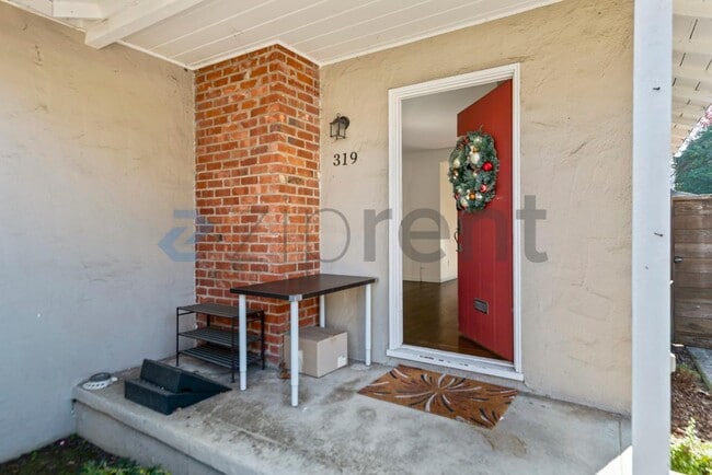 Building Photo - 319 Iris Way