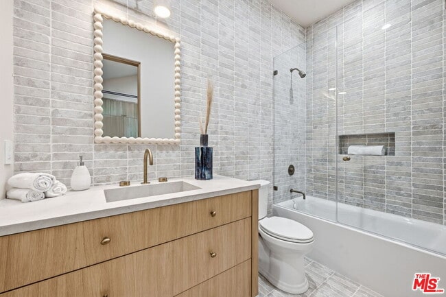 Building Photo - 16643 Addison St