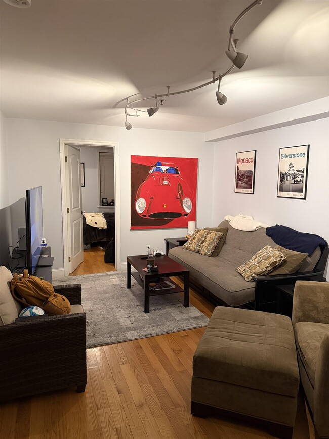 Building Photo - 528 Garden St