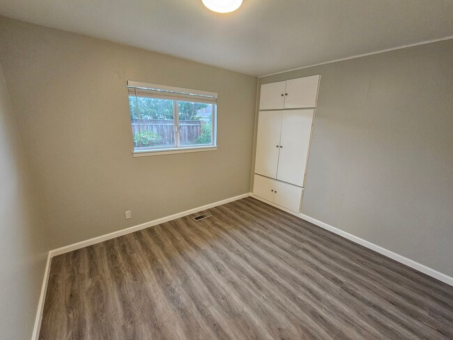 Building Photo - Freshly Updated 3 Bedroom House Looking fo...