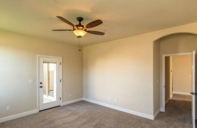 Building Photo - Newer Home - Great Location!