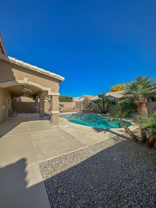 Building Photo - IMMACULATE REMODLED 2 STORY HOME IN HENDER...