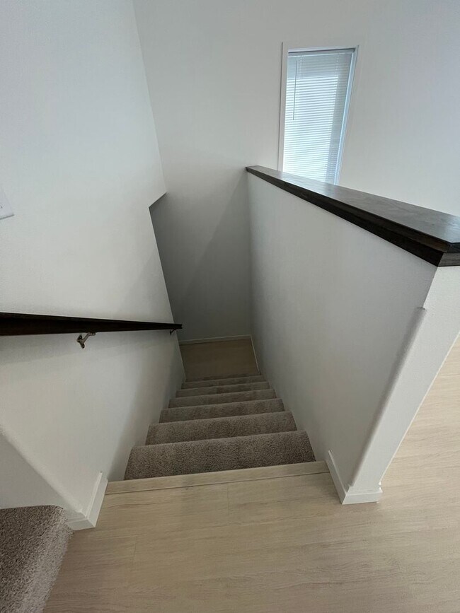 Building Photo - 3 Bed 3 Bath Townhome