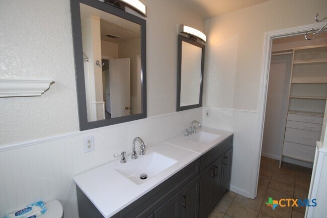 Building Photo - 3303 Solomon Dr