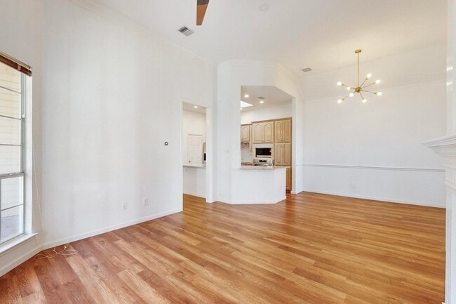 Building Photo - 2710 Mum Dr