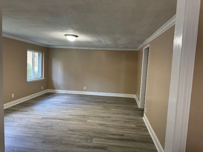 Building Photo - 1806 Dallas Lake Rd